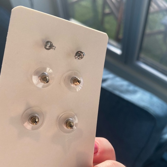 Three pairs of earrings, never worn. - Picture 3 of 3